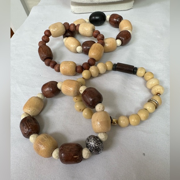 Set of 8 wooden and shell bead stretch style bracelets - Picture 7 of 8